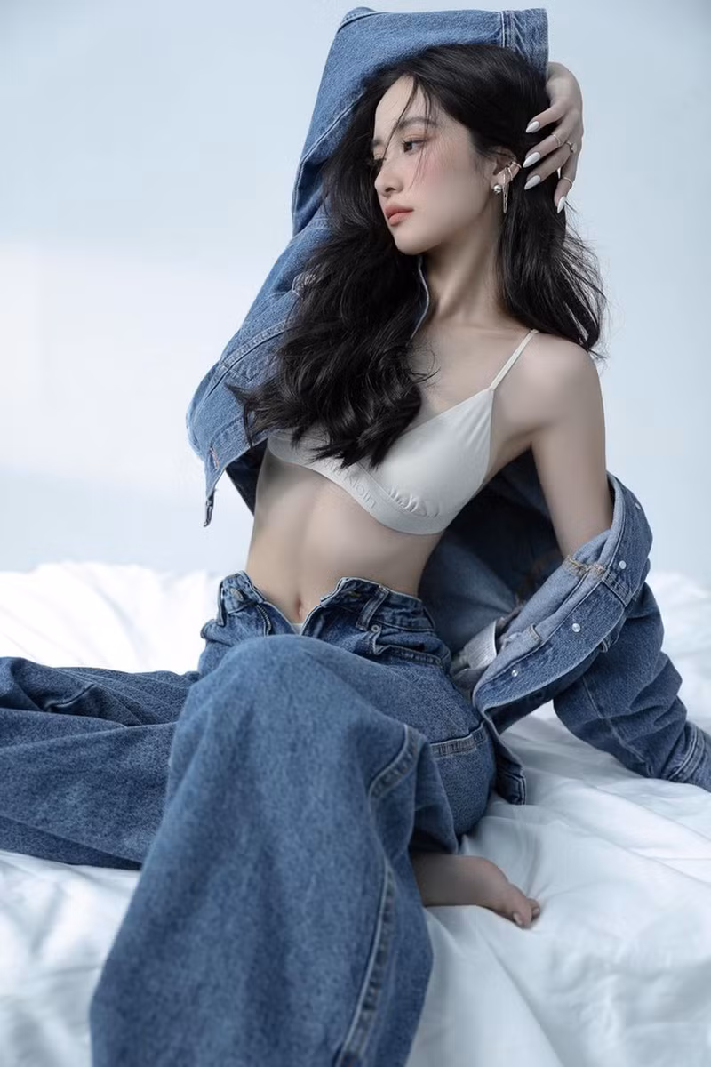 Nổi tiếng nhờ hình ảnh "hot girl trà sữa", thời gian đầu Jun Vũ xây dựng hình ảnh dễ thương.