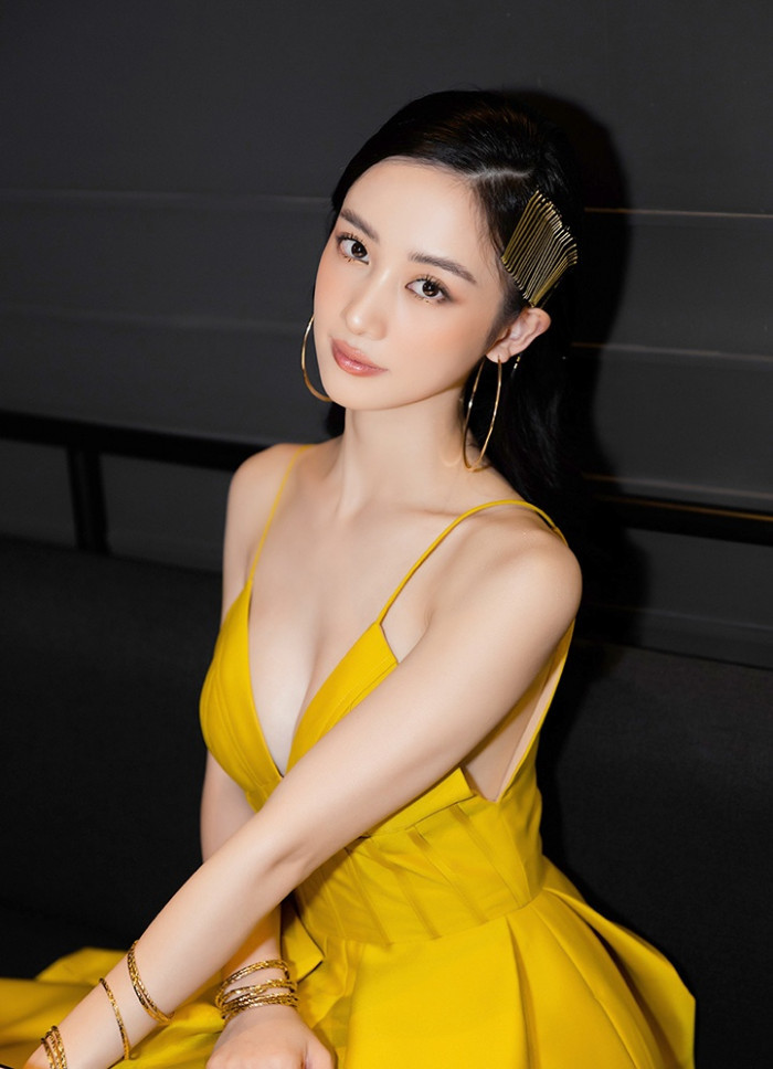 Gái xinh Jun Vũ có bước "lột xác" ngoạn mục về phong cách. Từ "hot girl trà sữa" vạn người mê, cô nàng chuyển mình trở thành "nữ hoàng bikini" gợi cảm.