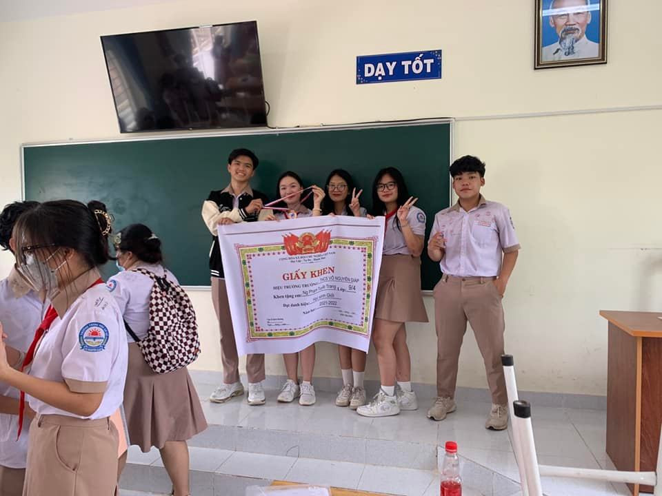 Theo đó, các cô cậu học trò với trí tưởng tượng phong phú đã "gây bão" trên mạng xã hội khi rủ cả nhóm bạn chụp ảnh cùng tờ giấy khen khổng lồ vô cùng độc đáo.