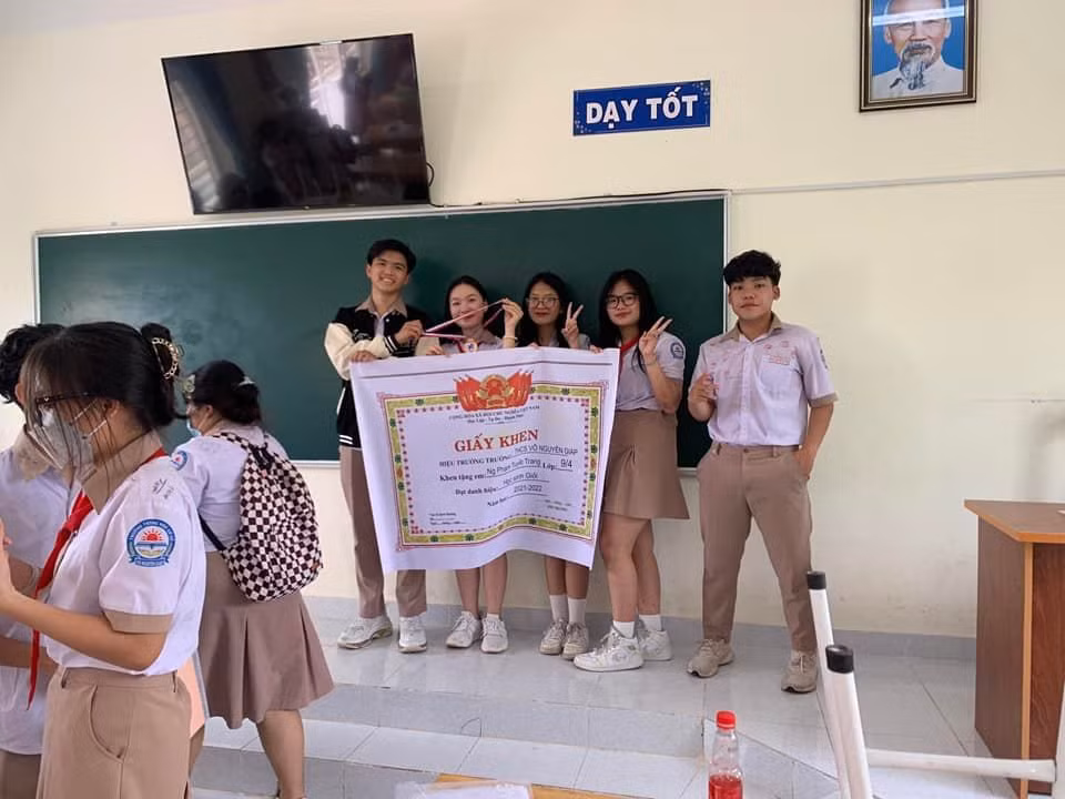 Theo đó, các cô cậu học trò với trí tưởng tượng phong phú đã "gây bão" trên mạng xã hội khi rủ cả nhóm bạn chụp ảnh cùng tờ giấy khen khổng lồ vô cùng độc đáo.