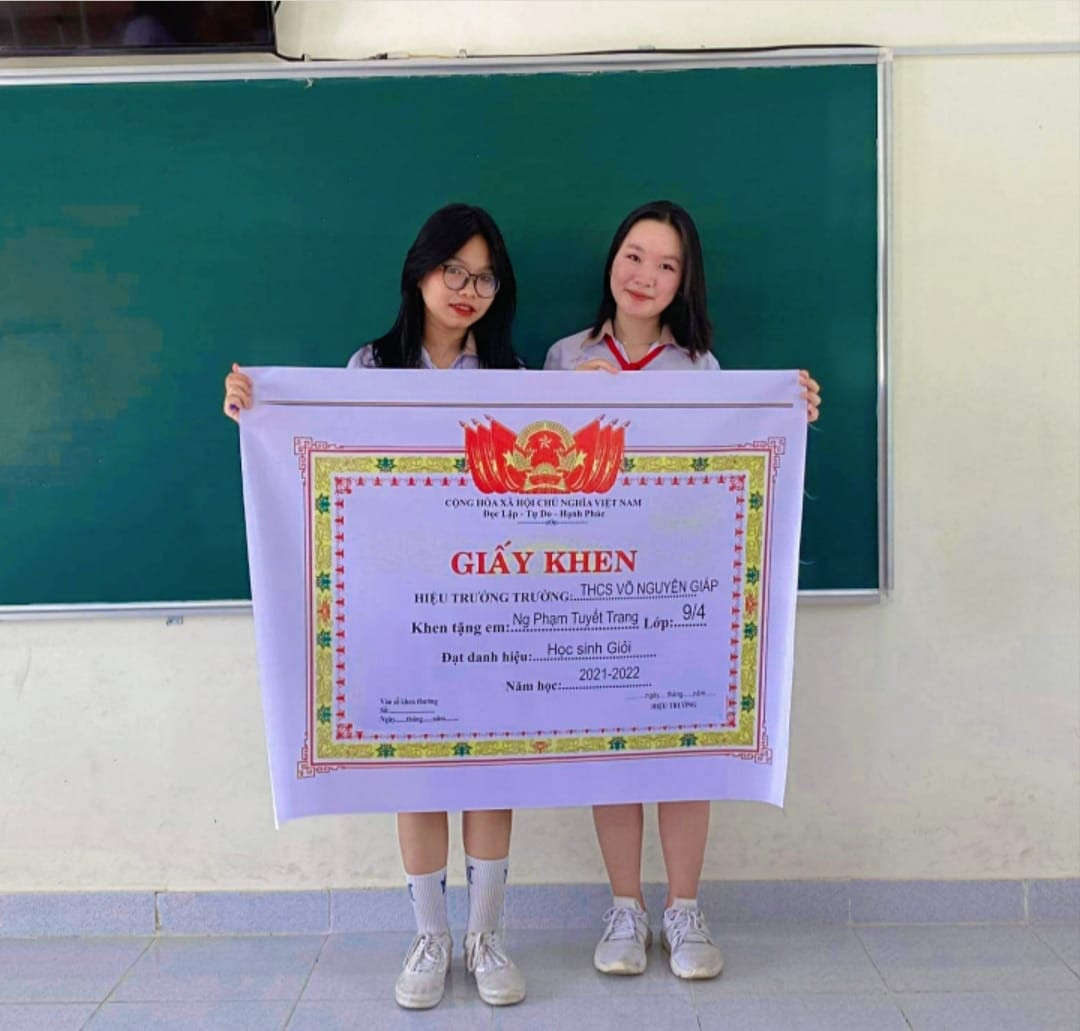 Và với sự sáng tạo vô biên của những cô cậu học trò, cũng như mọi năm năm nay họ đã cho ra đời loạt "siêu phẩm" giấy khen khổng lồ.