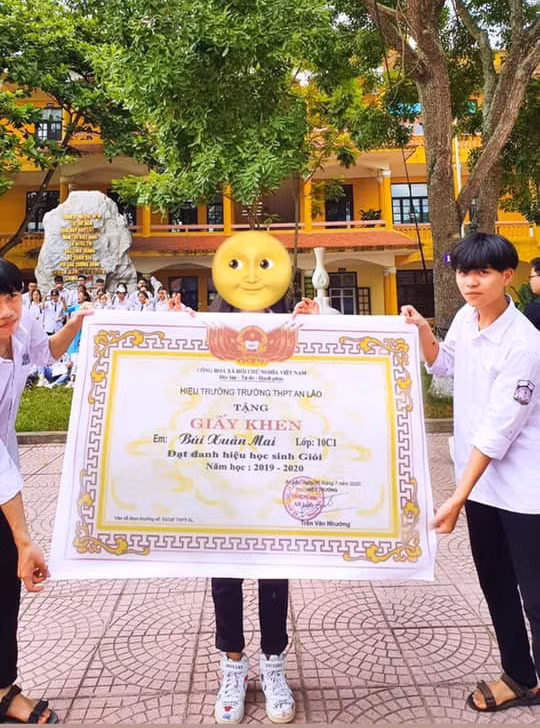 Được biết trend giấy khen siêu to khổng lồ đã có từ nhiều năm trước, netizen còn đùa vui rằng tấm bằng khen siêu to khổng lồ không thua kém các món ăn gây bão của Bà Tân Vlog.