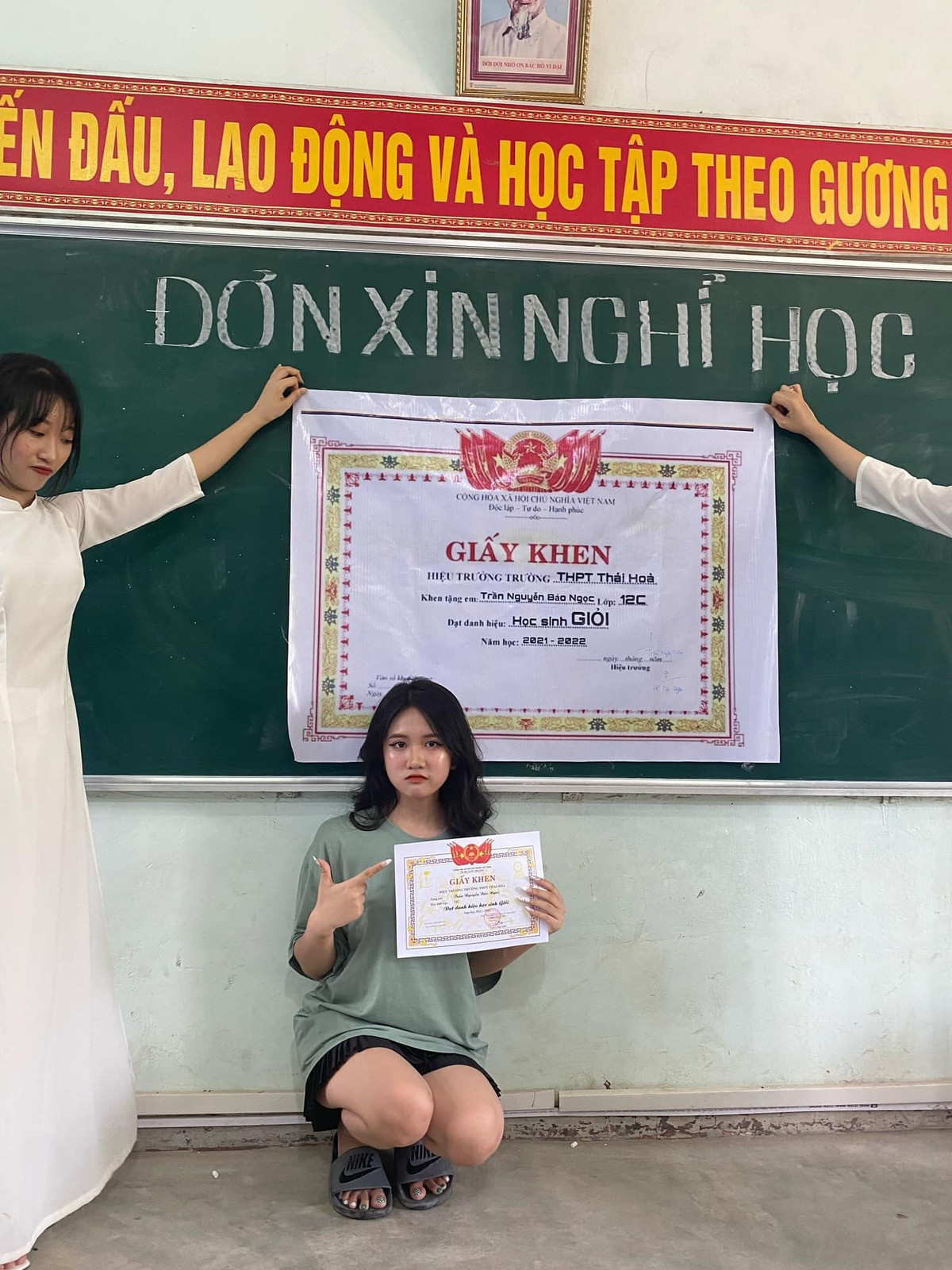 Ngay sau khi đăng tải, bức ảnh về giấy khen độc đáo đã mau chóng nhận được lượng yêu thích lớn từ cộng đồng học sinh, sinh viên, ai nấy đều dành những lời khen cho sự sáng tạo này.