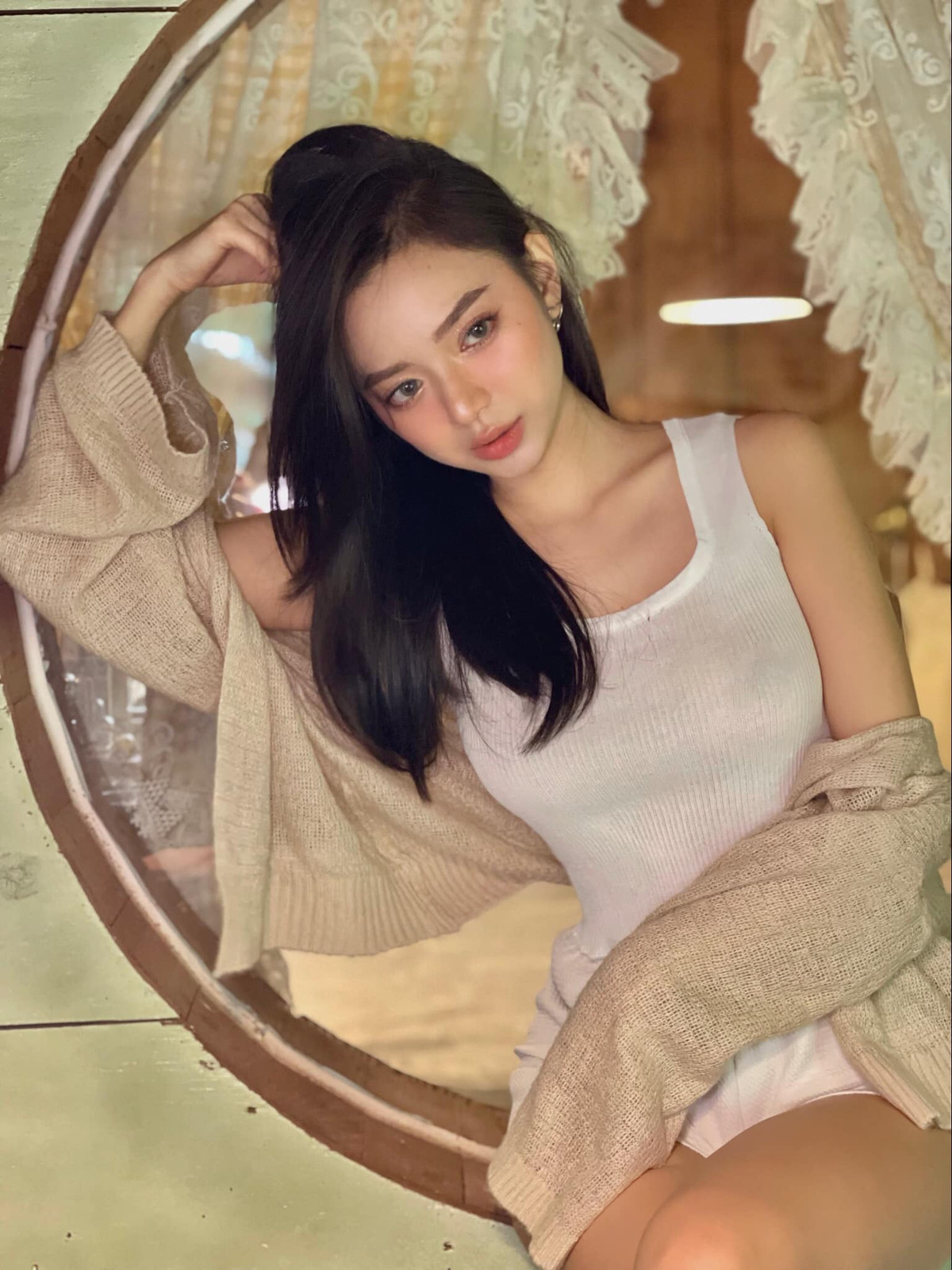 Nàng hot girl 9x được xem là chuẩn mực cho định nghĩa "mặt thiên thần, body ác quỷ" mà cư dân mạng thường hay bàn tán.