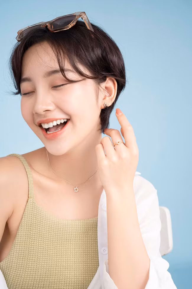 Thu Hà sinh năm 2002, quê ở Lạng Sơn, gái xinh này tham gia trong lĩnh vực diễn xuất và mẫu ảnh được thời gian khá dài nhưng cô bắt đầu được biết đến khi tham gia chương trình hẹn hò.