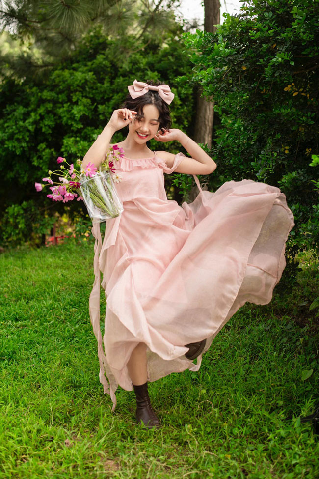 Không phải diễn viên chuyên nghiệp và lần đầu đóng phim nhưng hot girl 2K đã là gương mặt quen thuộc với giới trẻ qua những bộ ảnh làm mẫu thời trang.