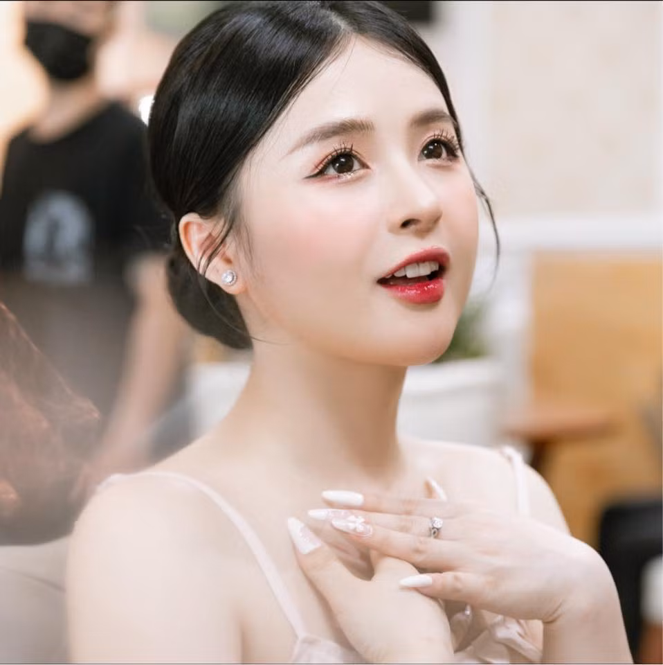 Thảo Nari thời gian gần đây khiến fan không khỏi bất ngờ khi ngày càng gợi cảm và táo bạo trên sóng livestream.