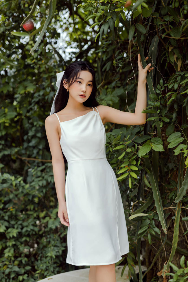 Không cần ăn mặc hở hang nhưng cô gái 20 tuổi vẫn cuốn hút nhờ vẻ đẹp trong trẻo, tự nhiên.