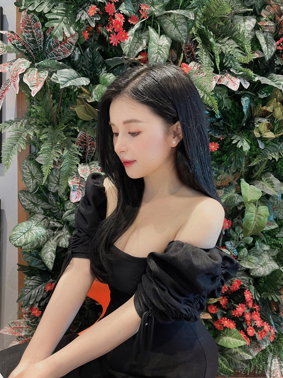 Trước đó, Thảo Nari được biết đến với hình ảnh hot girl ngây thơ, trong trẻo. Nhưng hiện tại, cô nàng theo đuổi phong cách gợi cảm, trưởng thành.