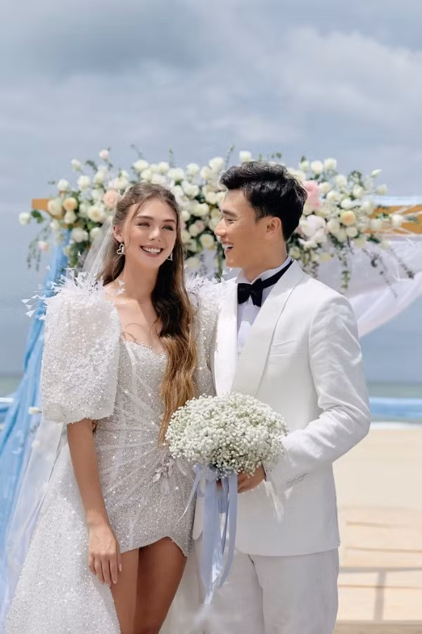 Được biết, chiếc váy cưới là món quà bất ngờ mà thủ môn Bùi Tiến Dũng dành cho cô dâu của mình.