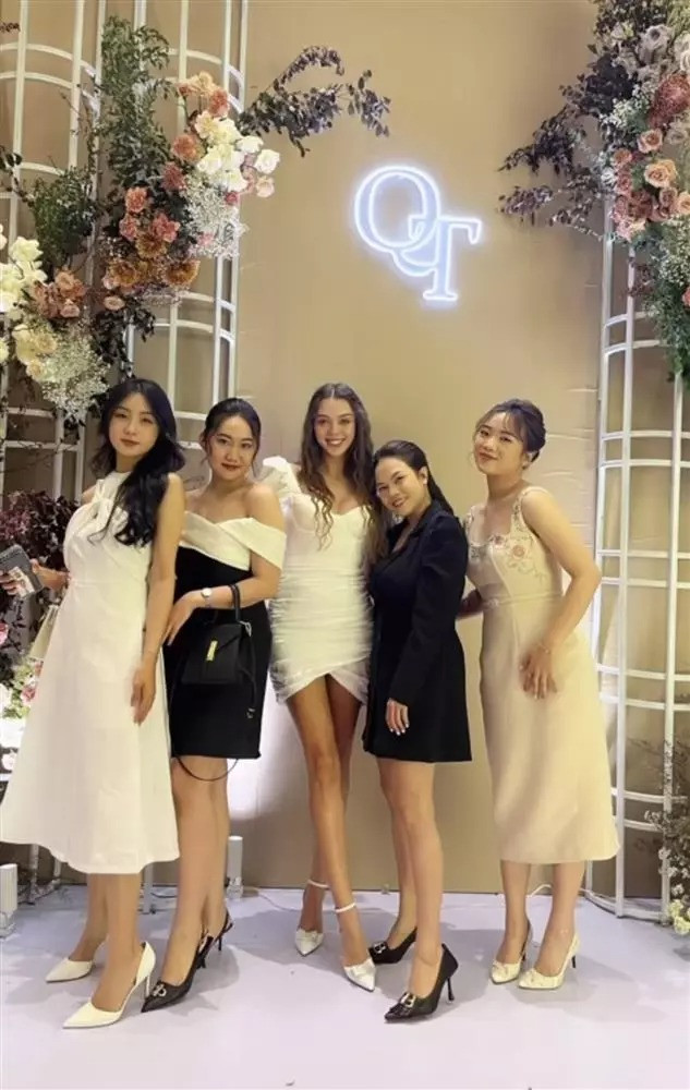 Theo nhiều cư dân mạng cho biết, chiếc váy mà vợ Bùi Tiến Dũng diện ở đám cưới cầu thủ Võ Huy Toàn giống với váy cưới được chàng thủ môn đặt riêng để vợ diện trong hôn lễ cách đây 1 tháng.