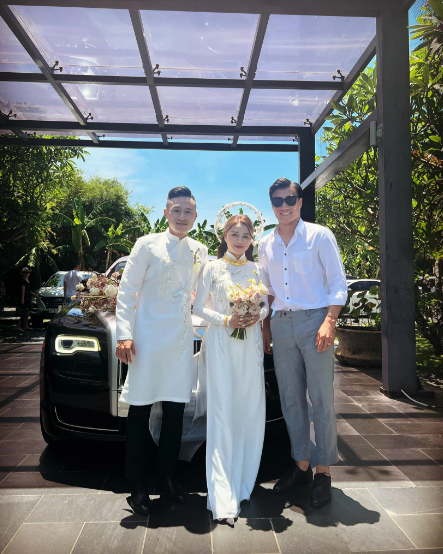 Được biết thủ môn Bùi Tiến Dũng là người đã lái chiếc xe cưới cho vợ chồng tiền vệ Võ Huy Toàn. Trên Facebook, Bùi Tiến Dũng nhắn nhủ: "Chưa có chuyến xe nào mà em phải chạy cẩn thận như chuyến này, nên anh chị phải thật hạnh phúc nhé".