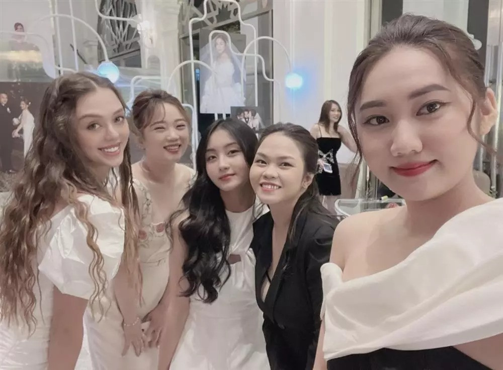 Bên cạnh những lời khen ngợi về nhan sắc và vóc dáng, vợ của thủ môn Bùi Tiến Dũng cũng vấp phải nhiều ý kiến trái chiều vì chiếc váy mà cô lựa chọn trong ngày trọng đại này.