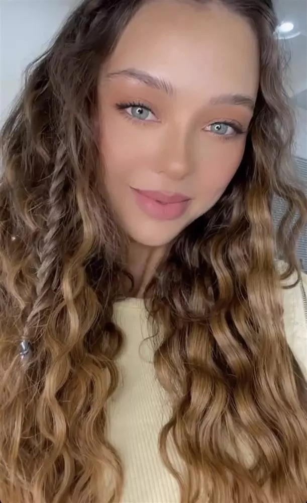 Mới đây bà xã Bùi Tiến Dũng - Dianka Zakhidova đã khoe một số hình ảnh đi dự tiệc cưới của tiền vệ Võ Huy Toàn gây chú ý.