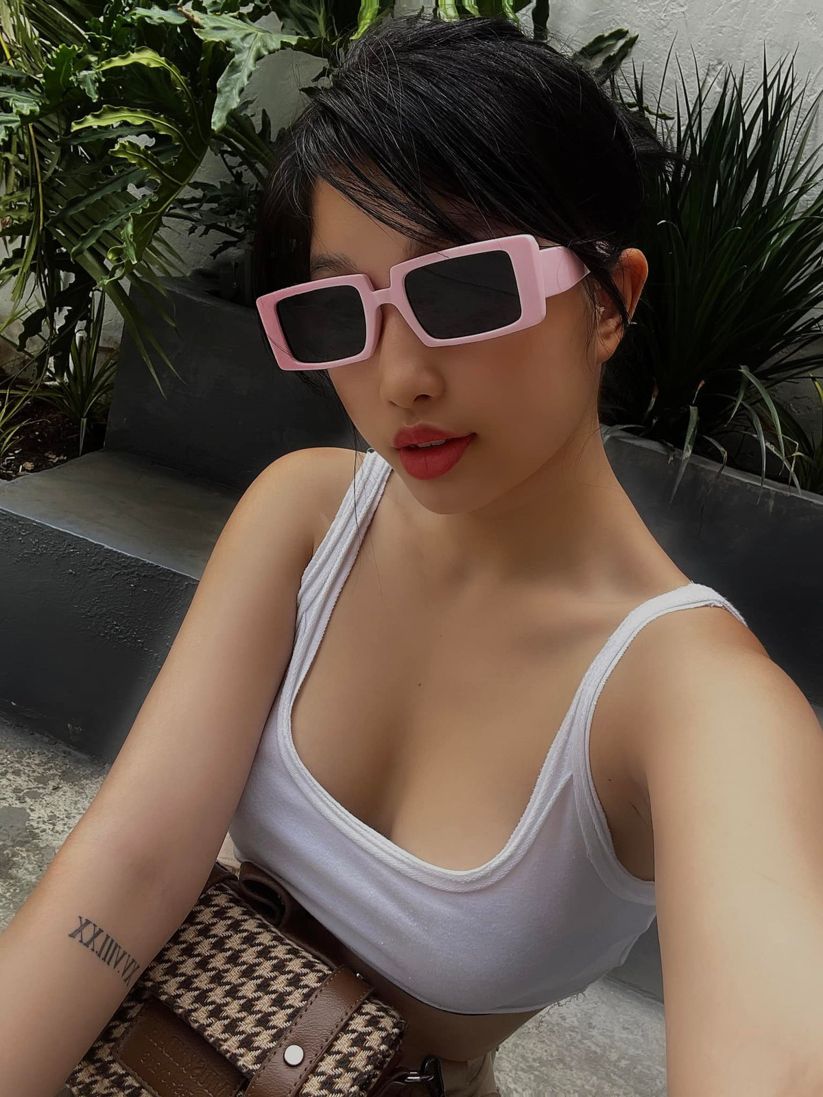 Hình ảnh của Heri Trương được đánh giá gợi cảm nhưng mang đậm tính thời trang, không phô.