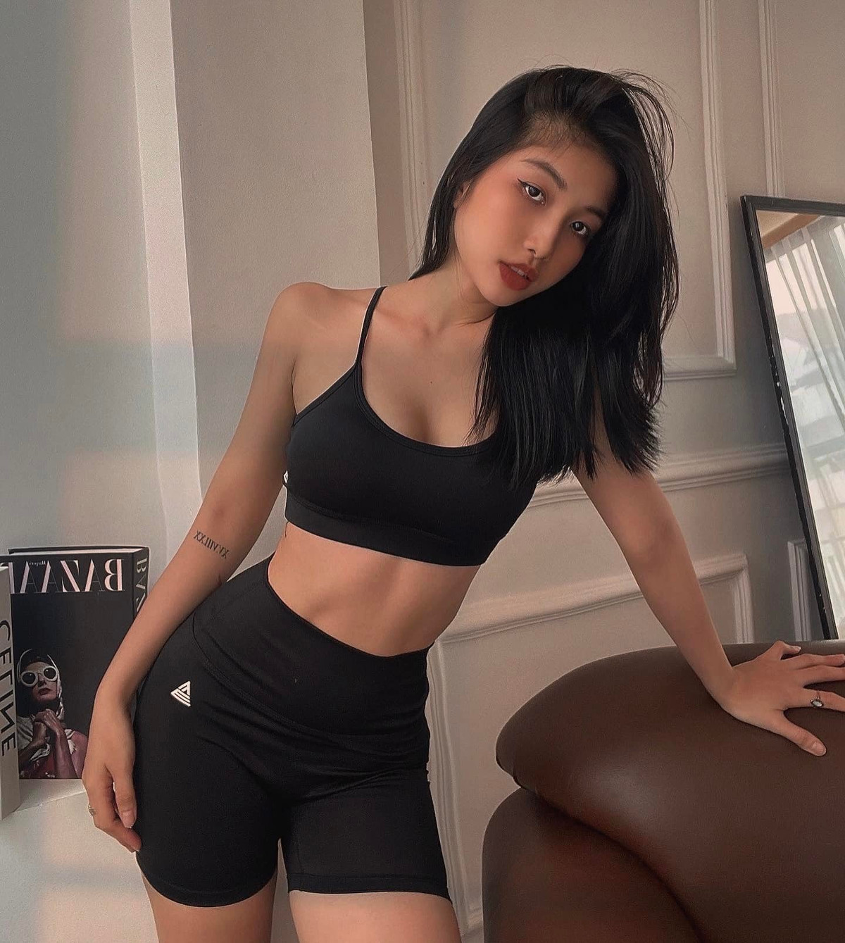 Dù chỉ cao 1,62m nhưng cô lại có thân hình cân đối, săn chắc.