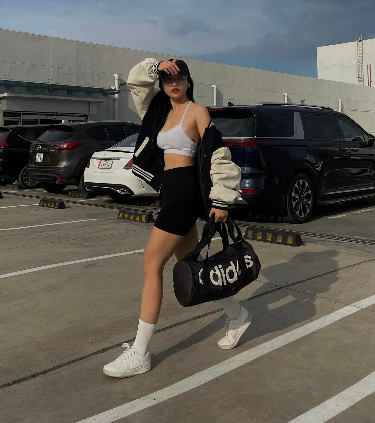 Heri Trương dành rất nhiều thời gian cho việc tập luyện. Không chỉ tập gym, cô còn tham gia những môn thể thao ngoài trời như chạy bộ, đạp xe, bơi...