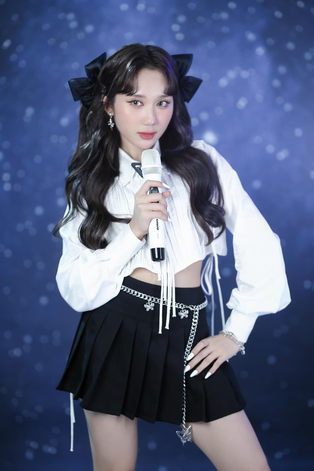 Mới đây nhất Mina Young gây chú ý khi khoe được vẻ đẹp cá tính cùng với làn da trắng hồng của mình trong bộ ảnh vào vai Idol K-Pop.