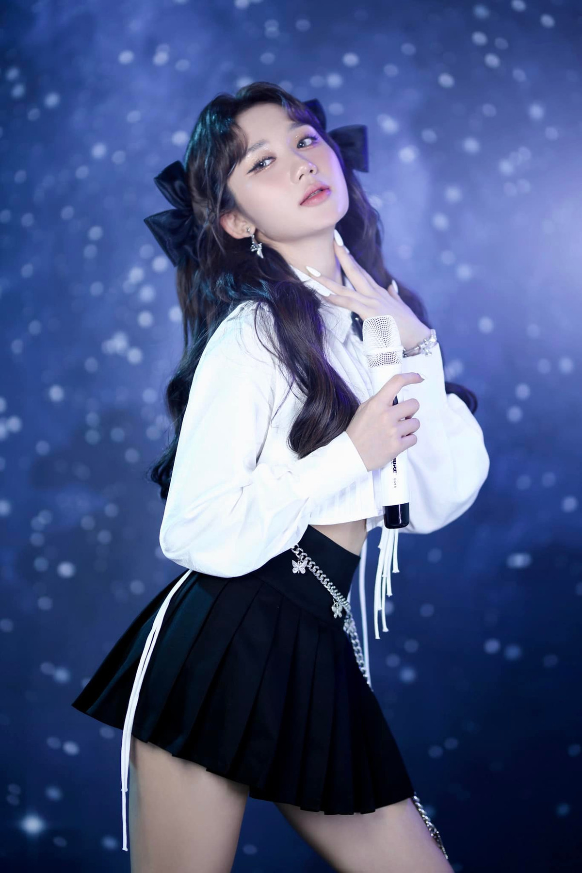 Vì "đu trend" giống các Idol K-Pop nên cô nàng cũng cầm micro và có kiểu tạo dáng như đang cháy hết mình với vũ đạo trên sân khấu.