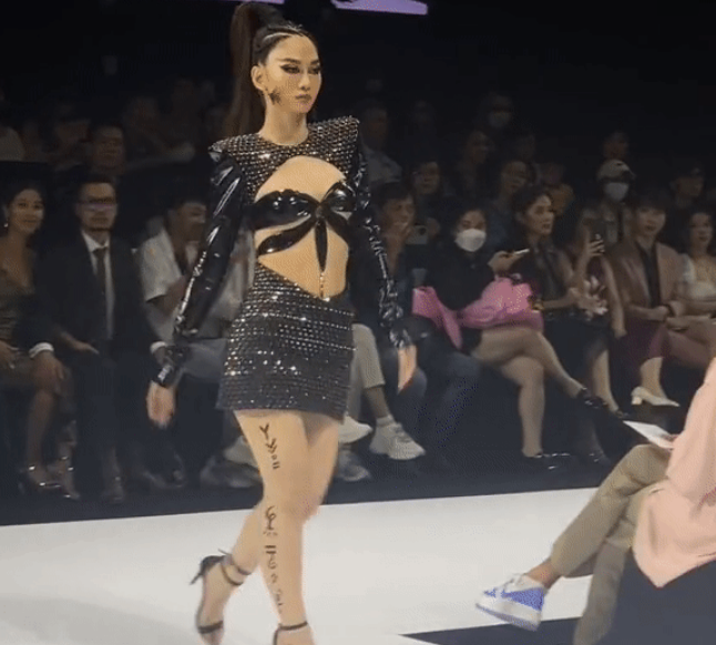 Trước đó Lê Bống từng bị chê khi đi catwalk và để lộ đôi chân được ví như "cột đình".