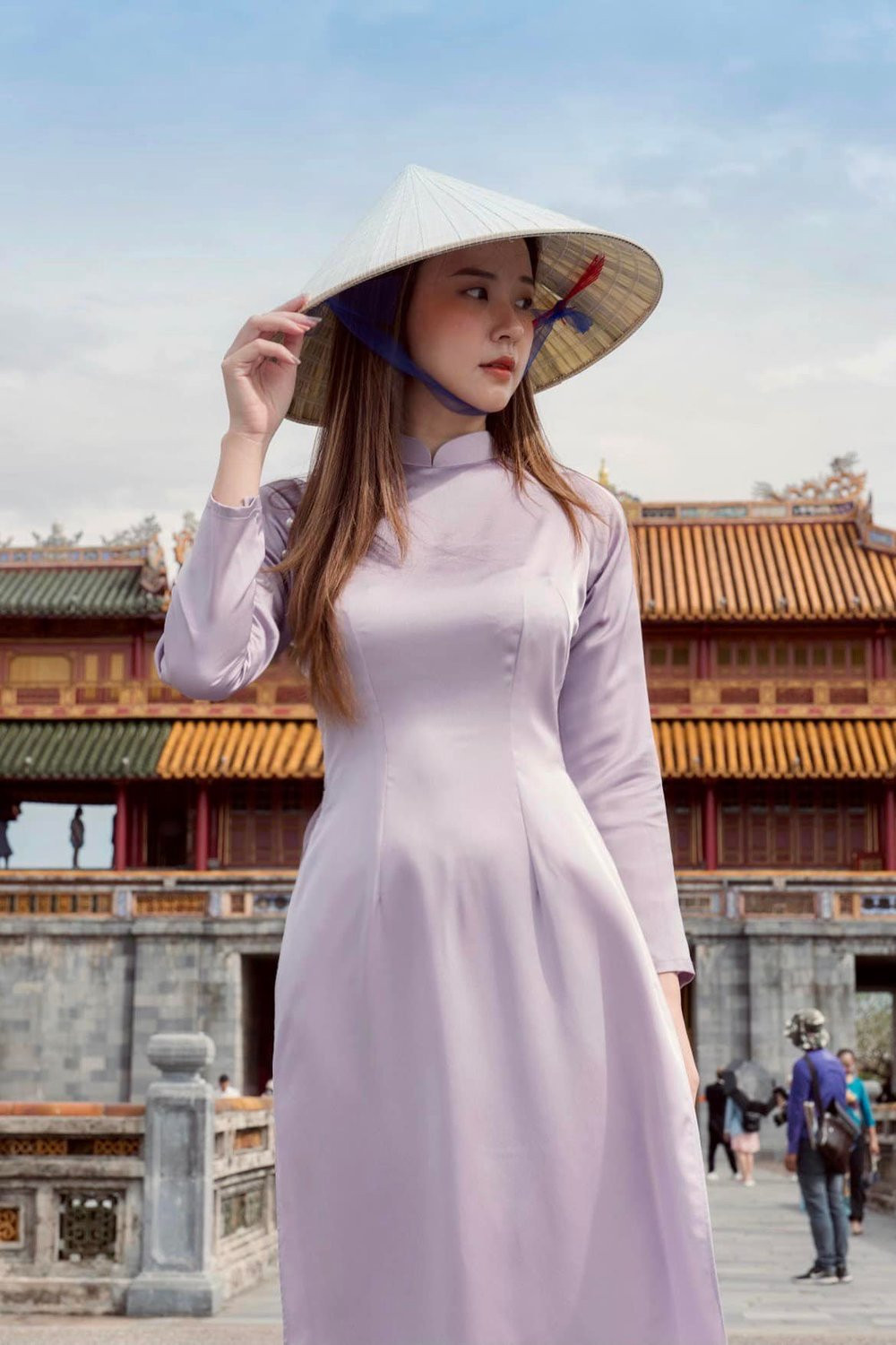 Sau thời gian chăm khoe body, hot girl Midu mới đây lại gây bất ngờ khi trở lại với hình ảnh dịu dàng trong váy áo kín đáo.