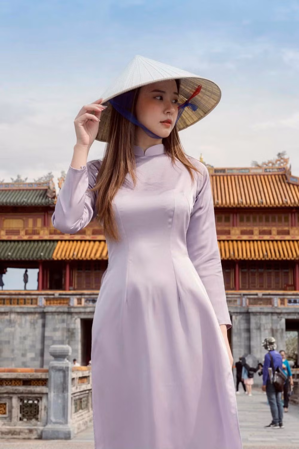 Sau thời gian chăm khoe body, hot girl Midu mới đây lại gây bất ngờ khi trở lại với hình ảnh dịu dàng trong váy áo kín đáo.