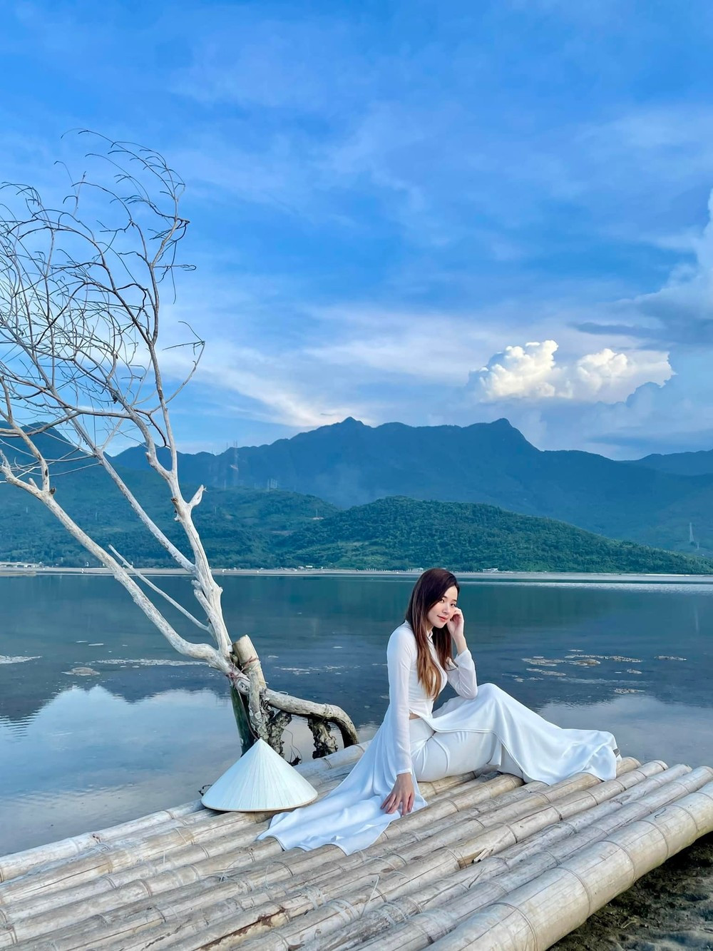 Midu đã khoe trọn vóc dáng mảnh khảnh cùng vòng eo "con kiến" vạn người mê.