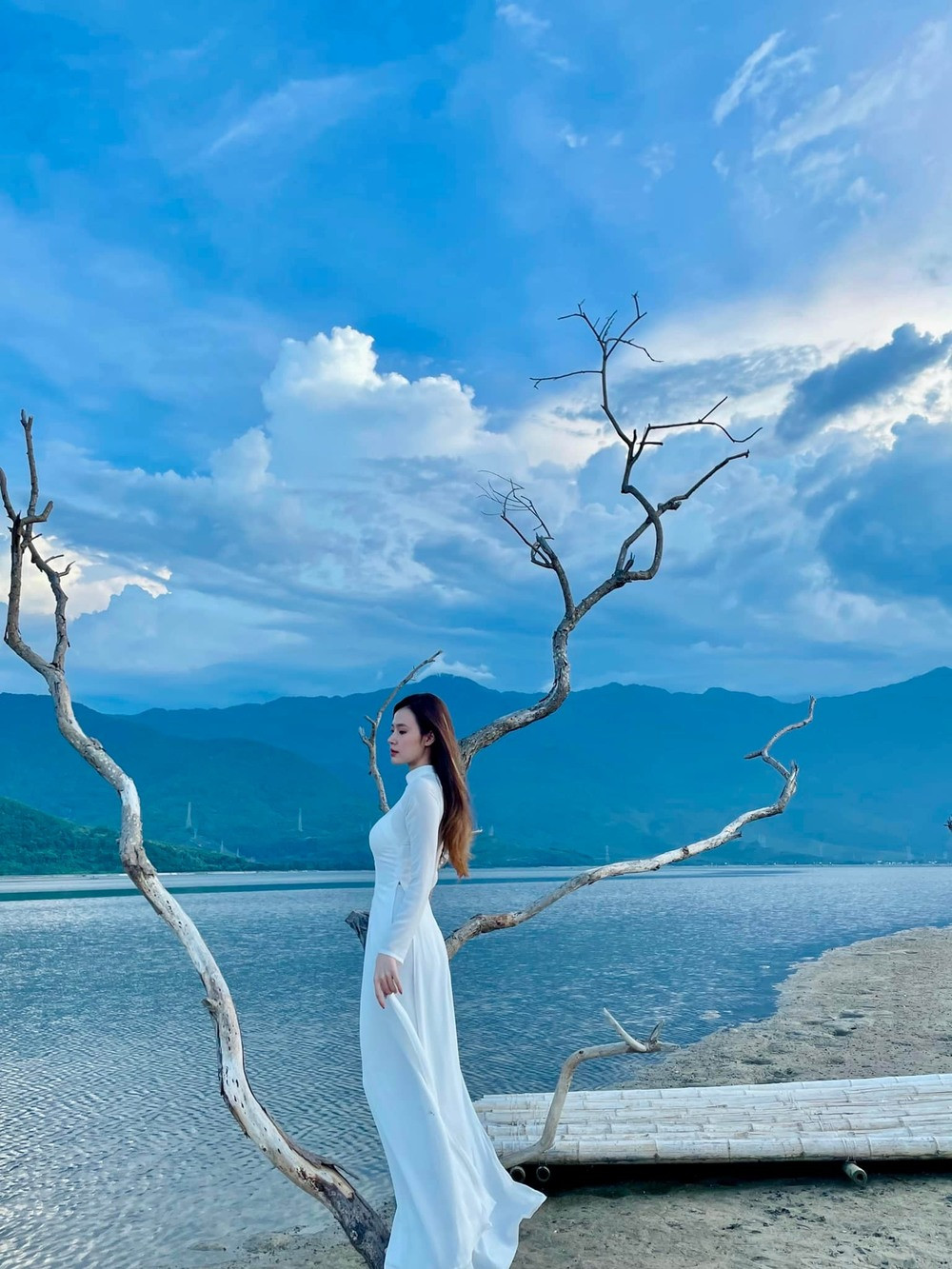 Vẻ đẹp trong trẻo của mỹ nhân sinh năm 1989 cũng được tôn trọn qua những bộ cánh này.