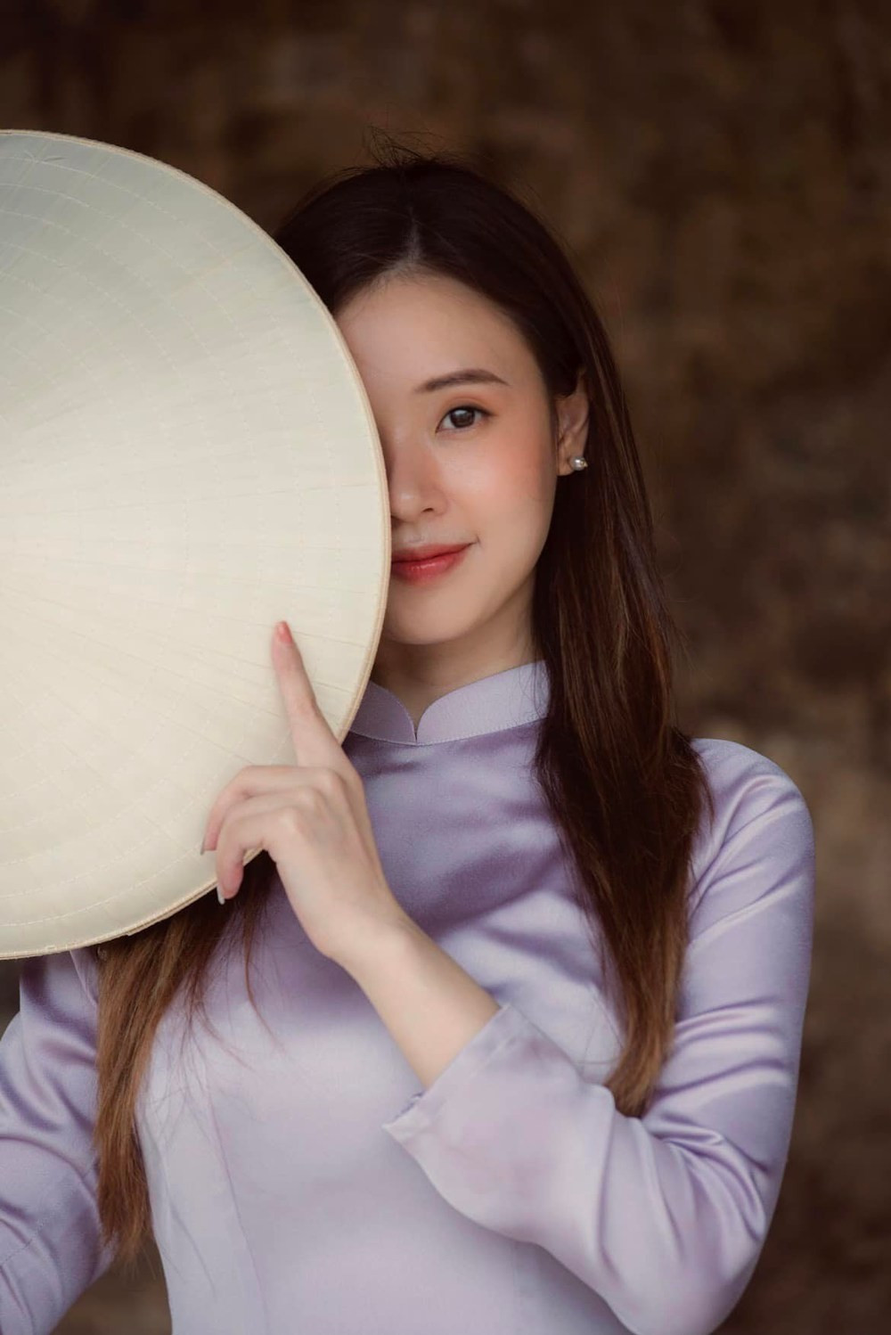 Dù ở địa điểm nào, cô cũng lăng xê bộ trang phục quốc dân này, và tất nhiên nhan sắc trong trẻo, dịu dàng của Midu đã nhanh chóng hớp hồn người nhìn.