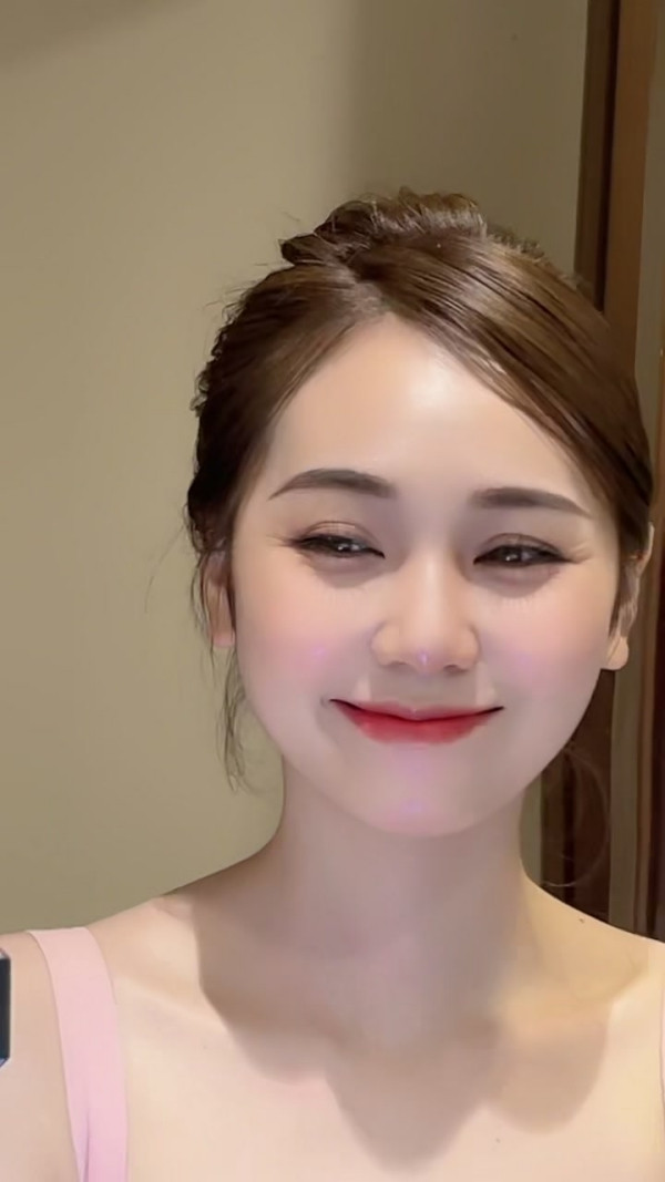 Đáng nói trong số đó chính là khoảnh khắc netizen ghi lại khi Hoàng Kim Chi ngồi ăn ở quán bình dân. Cư dân mạng chia ra hai luồng ý kiến trái chiều, bên cho rằng gương mặt cô nàng có phần góc cạnh hơn chứ không bầu bĩnh, lung linh như trên mạng.