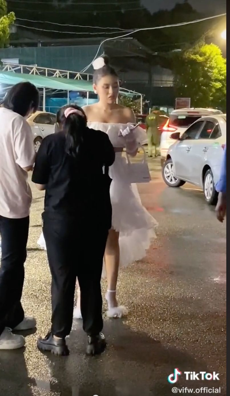 Gần đây, hot TikToker gây chú ý với đoạn video ngắn do “team qua đường” ghi lại. Dù quay vội thế nhưng Trần Thanh Tâm vẫn không hề bị dìm nhan sắc quá nhiều.