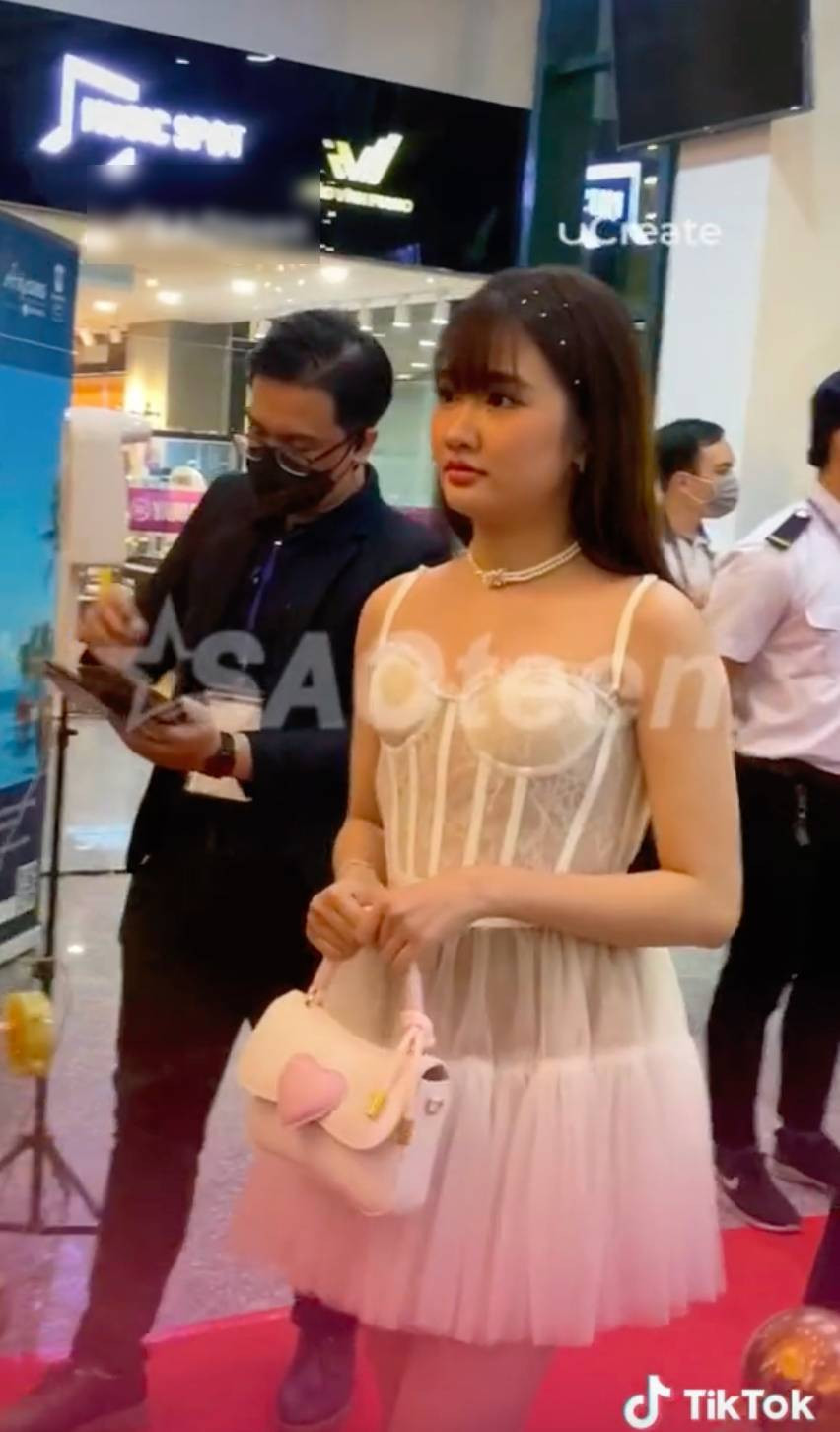 Cũng như bao người nổi tiếng khác, hot TikToker này liên tục bị soi nhan sắc qua camera thường.