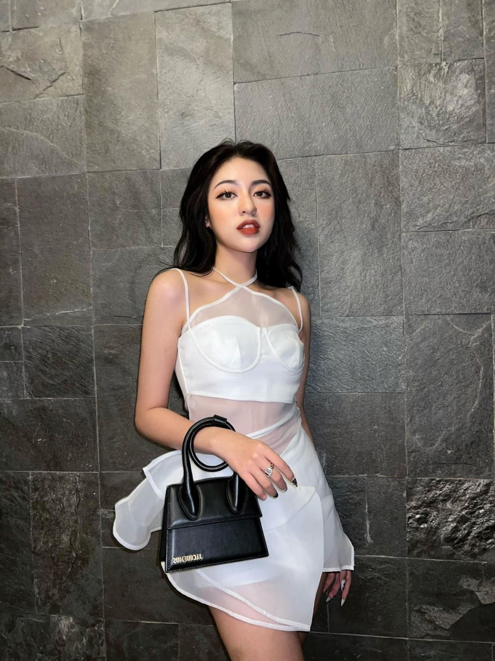 Từng là tâm điểm trong nhiều cuộc tranh cãi về nhan sắc thật và ảo, hot girl Trần Thanh Tâm hiện tại vẫn bị "team qua đường" soi nhan sắc.