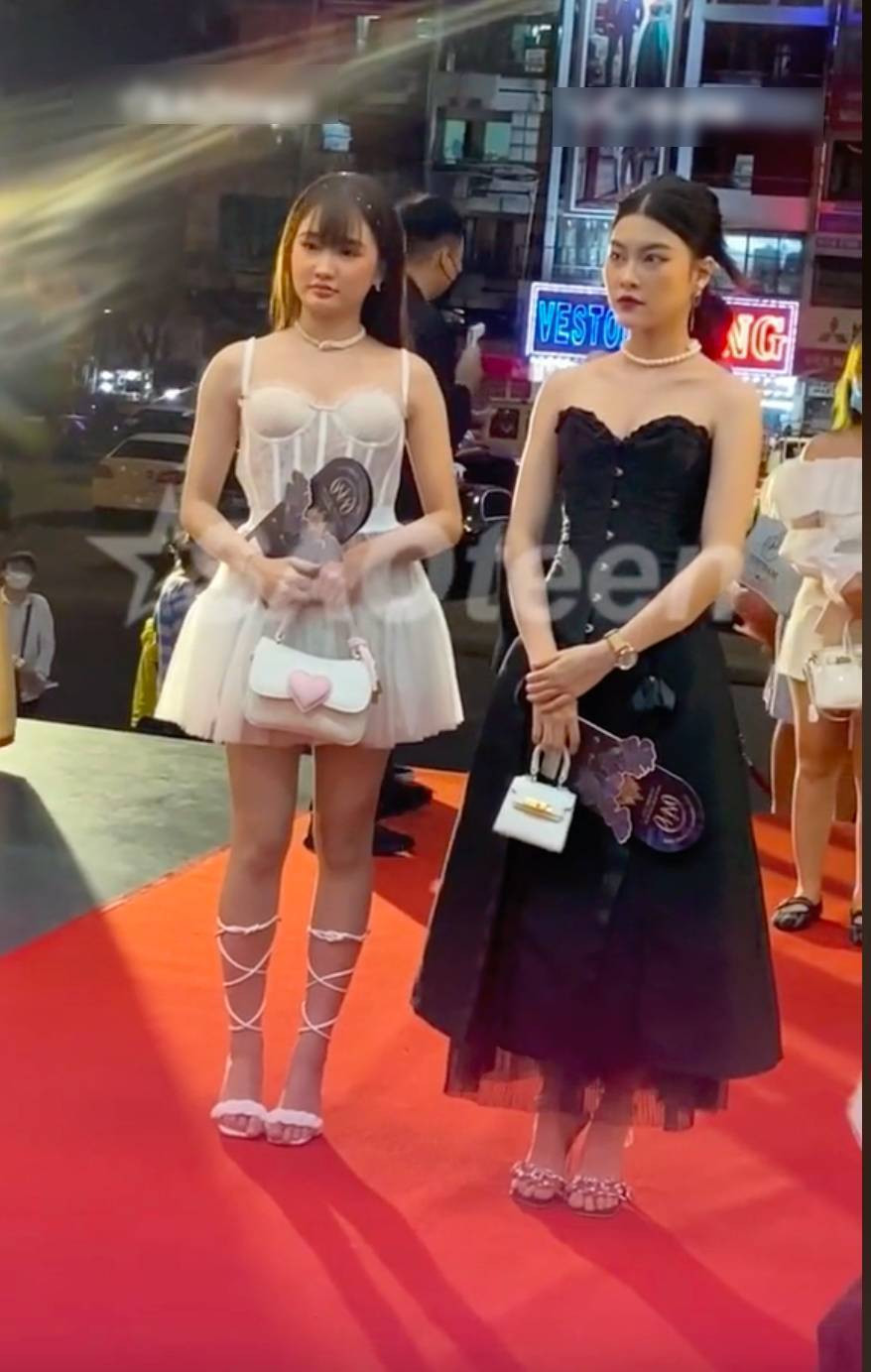 Trong sự kiện vào hồi tháng 3/2022, Khánh Huyền nhận về nhiều lời khen cho sắc vóc ngoài đời thực. Dù có phần khác lạ so với những video lung linh trên mạng, song nhìn chung cô vẫn được cho là xinh đẹp.