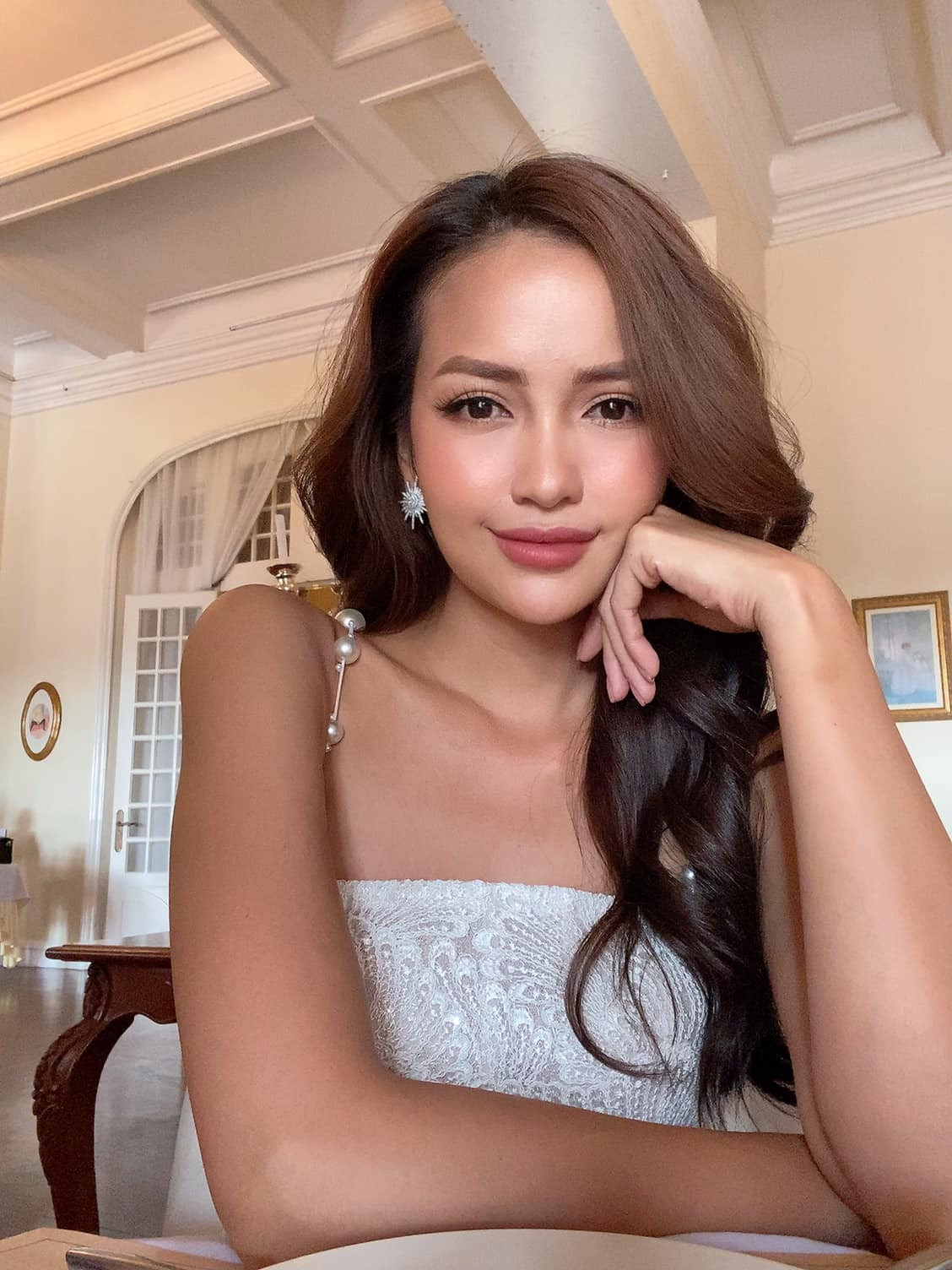 Được biết bố cô mất từ năm cô lên 5 tuổi do căn bệnh ung thư. Mẹ của Ngọc Châu một mình tảo tần, nuôi dạy 3 con thành người.