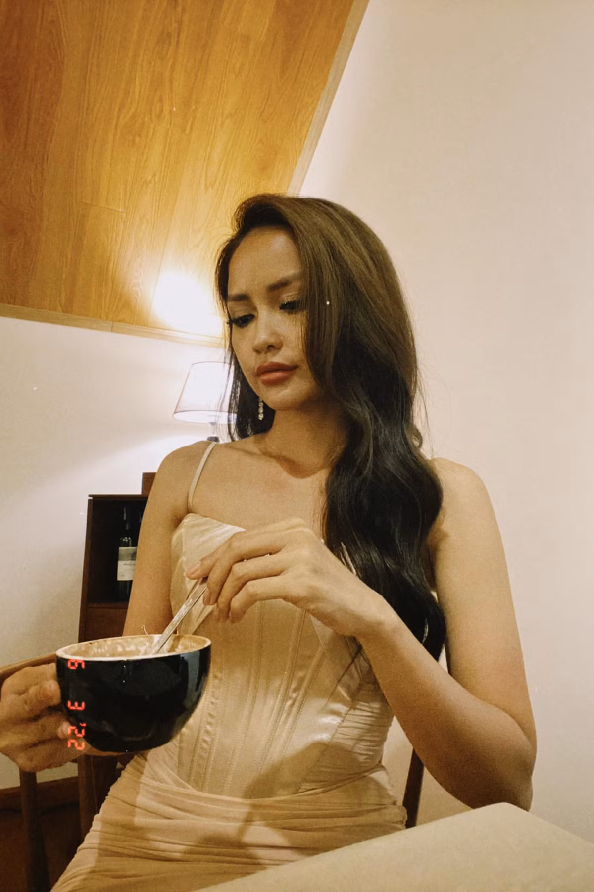 Hoa hậu Ngọc Châu tên đầy đủ là Nguyễn Thị Ngọc Châu, cô sinh năm 1994, quê ở Tây Ninh trong một gia đình khá khó khăn.