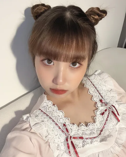 Trên trang cá nhân Instagram của Khánh Huyền luôn đầy những bức ảnh nóng bỏng so với tuổi 17 đầy trong sáng.