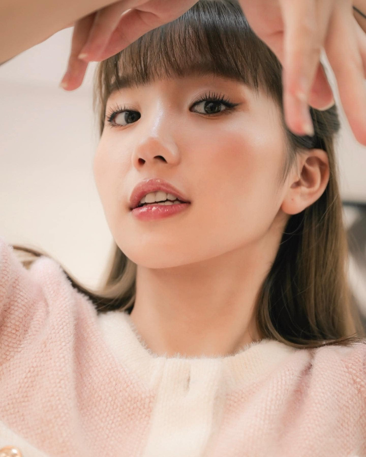 Dù mới 17 tuổi nhưng Lê Thị Khánh Huyền lại không theo đuổi phong cách đáng yêu, dễ thương đúng tuổi, thay vào đó cô nàng theo đuổi phong cách gợi cảm, đầy nóng bỏng.