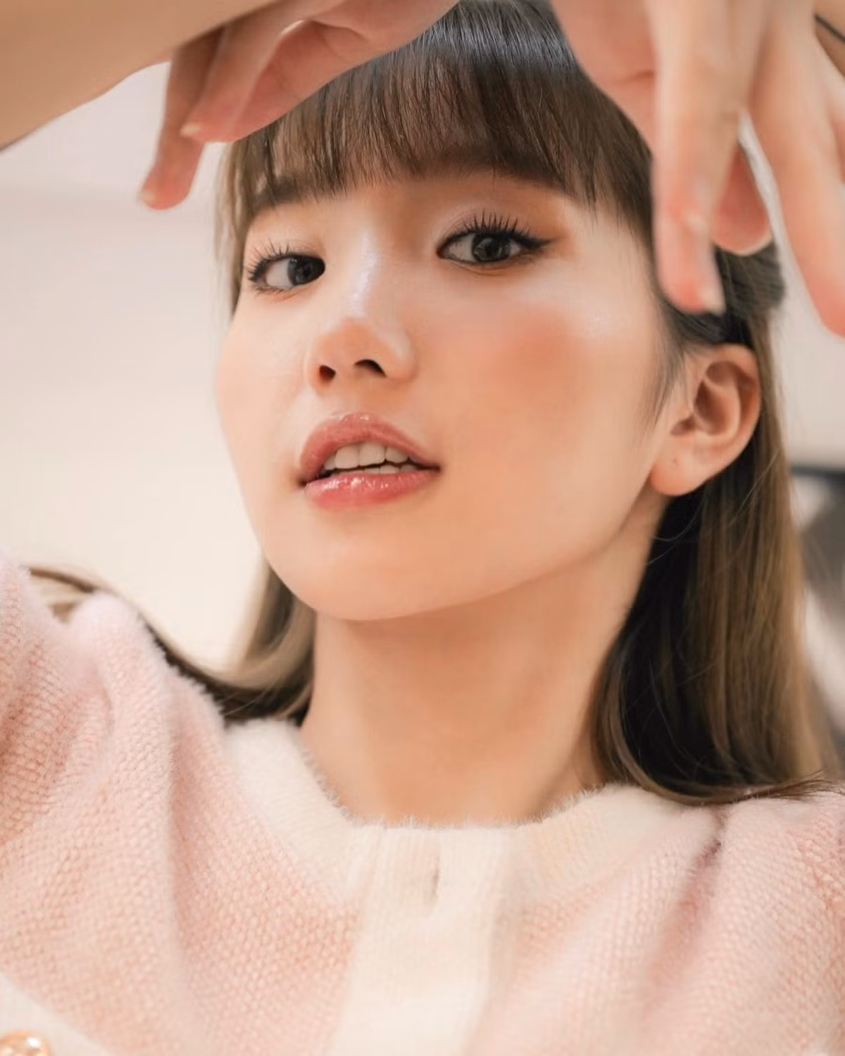 Dù mới 17 tuổi nhưng Lê Thị Khánh Huyền lại không theo đuổi phong cách đáng yêu, dễ thương đúng tuổi, thay vào đó cô nàng theo đuổi phong cách gợi cảm, đầy nóng bỏng.