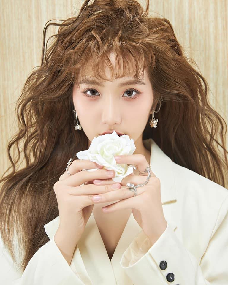 Tuy nhiên mới đây hot girl Khánh Huyền quay trở lại MXH với bộ ảnh hoàn toàn mới cùng phong cách khác hẳn với trước đây.