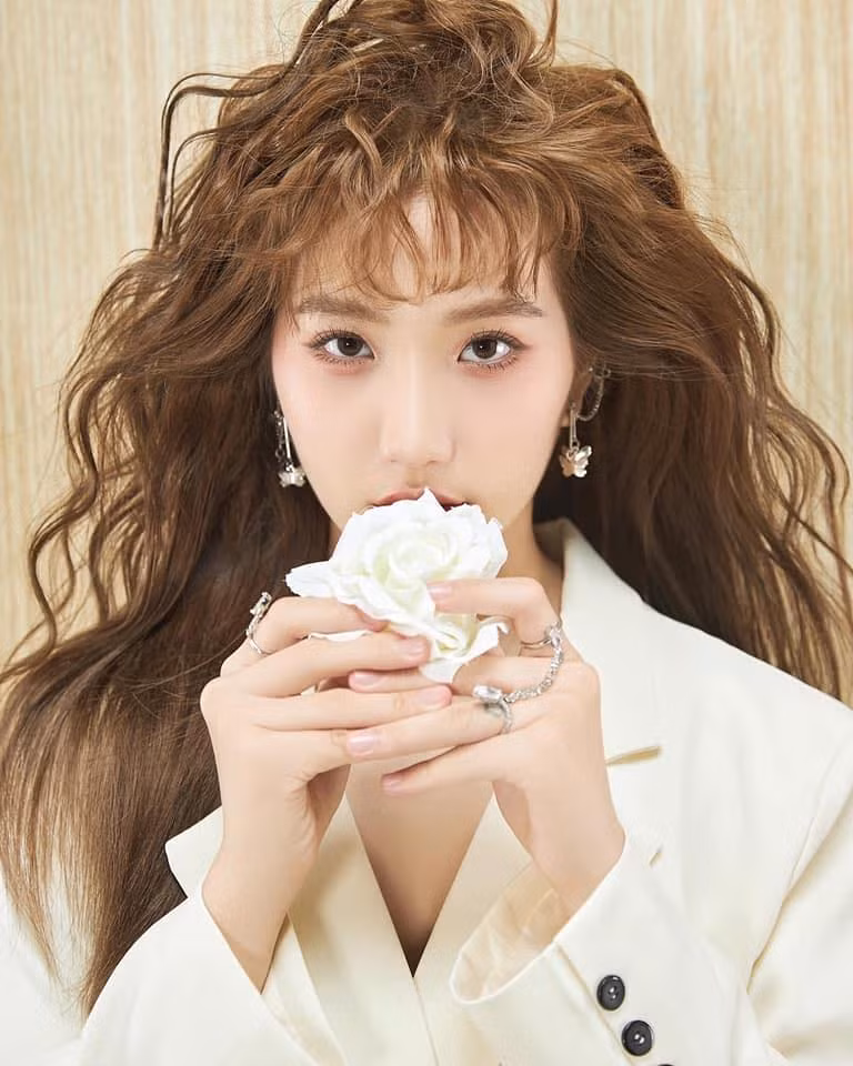 Tuy nhiên mới đây hot girl Khánh Huyền quay trở lại MXH với bộ ảnh hoàn toàn mới cùng phong cách khác hẳn với trước đây.