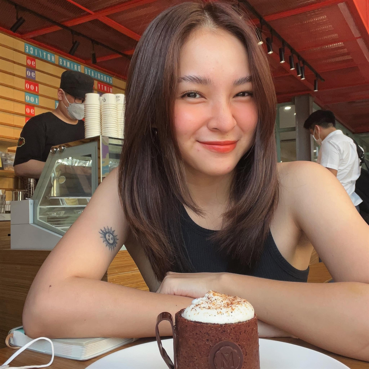 Được biết, trong suốt nhiều năm bên nhau, Tôn Kinh Lâm luôn là người đưa đón cô nàng đi học bất kể trời mưa hay nắng.