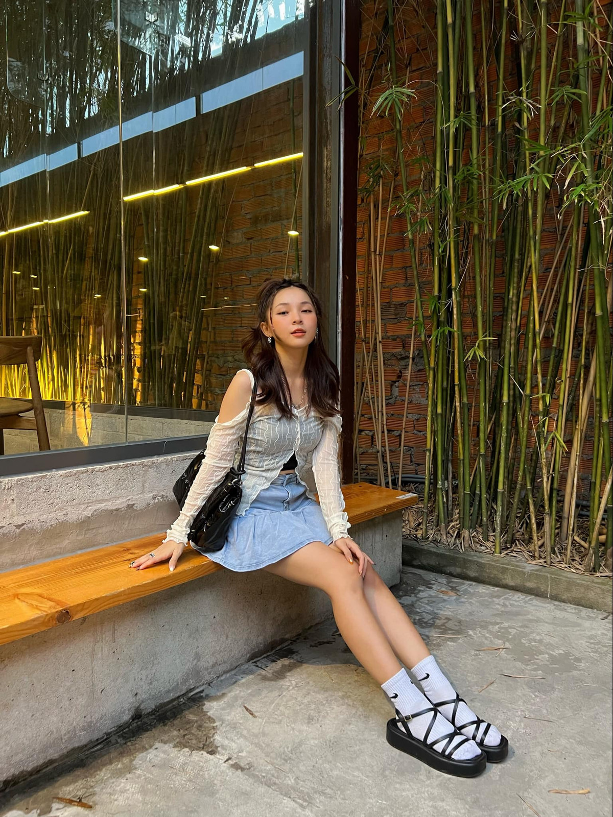 Không chỉ nổi tiếng khi được biết đến là em gái của MC Yumi Dương, Diễm Mai còn được biết đến là một hot girl nổi tiếng với gương mặt xinh xắn, đáng yêu.