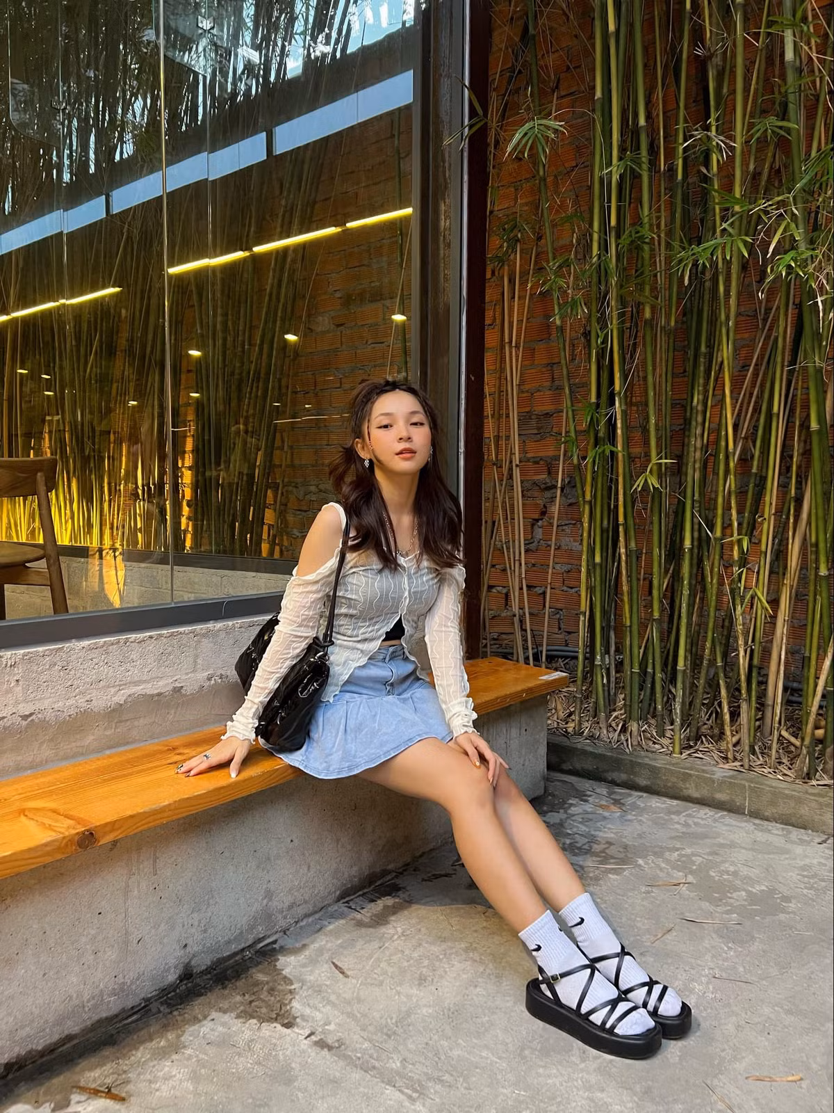 Không chỉ nổi tiếng khi được biết đến là em gái của MC Yumi Dương, Diễm Mai còn được biết đến là một hot girl nổi tiếng với gương mặt xinh xắn, đáng yêu.