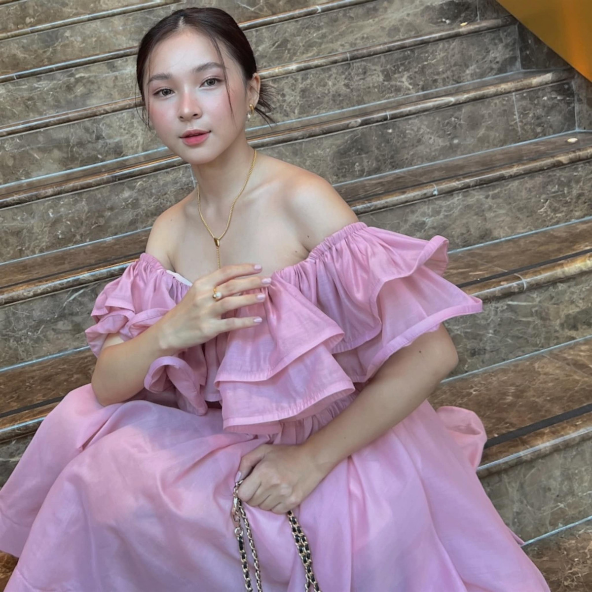 Chuyện tình của cặp đôi này được rất nhiều bạn trẻ quan tâm vì đây chính xác là mối tình "fangirl - thần tượng" thường chỉ xuất hiện trên film.