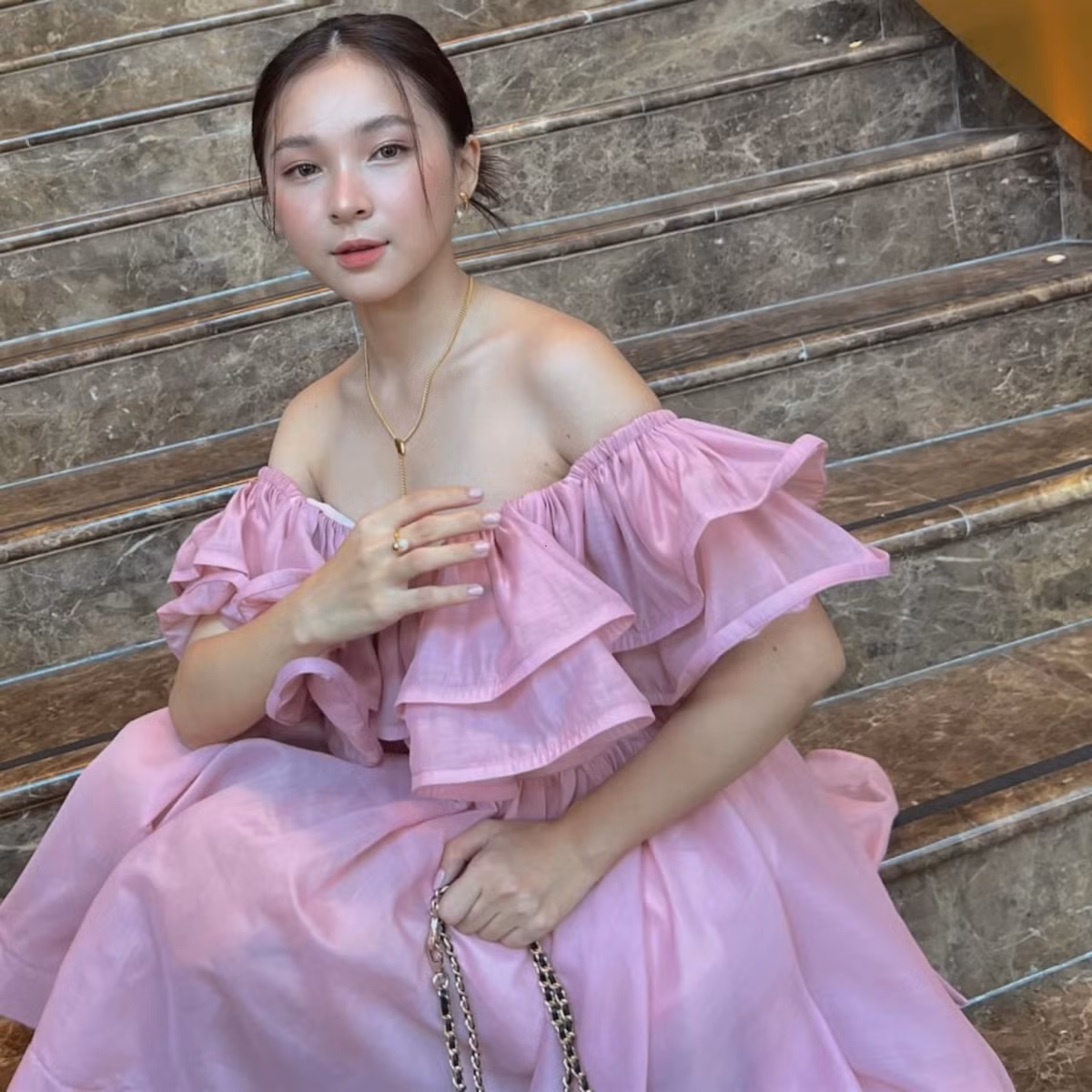 Chuyện tình của cặp đôi này được rất nhiều bạn trẻ quan tâm vì đây chính xác là mối tình "fangirl - thần tượng" thường chỉ xuất hiện trên film.