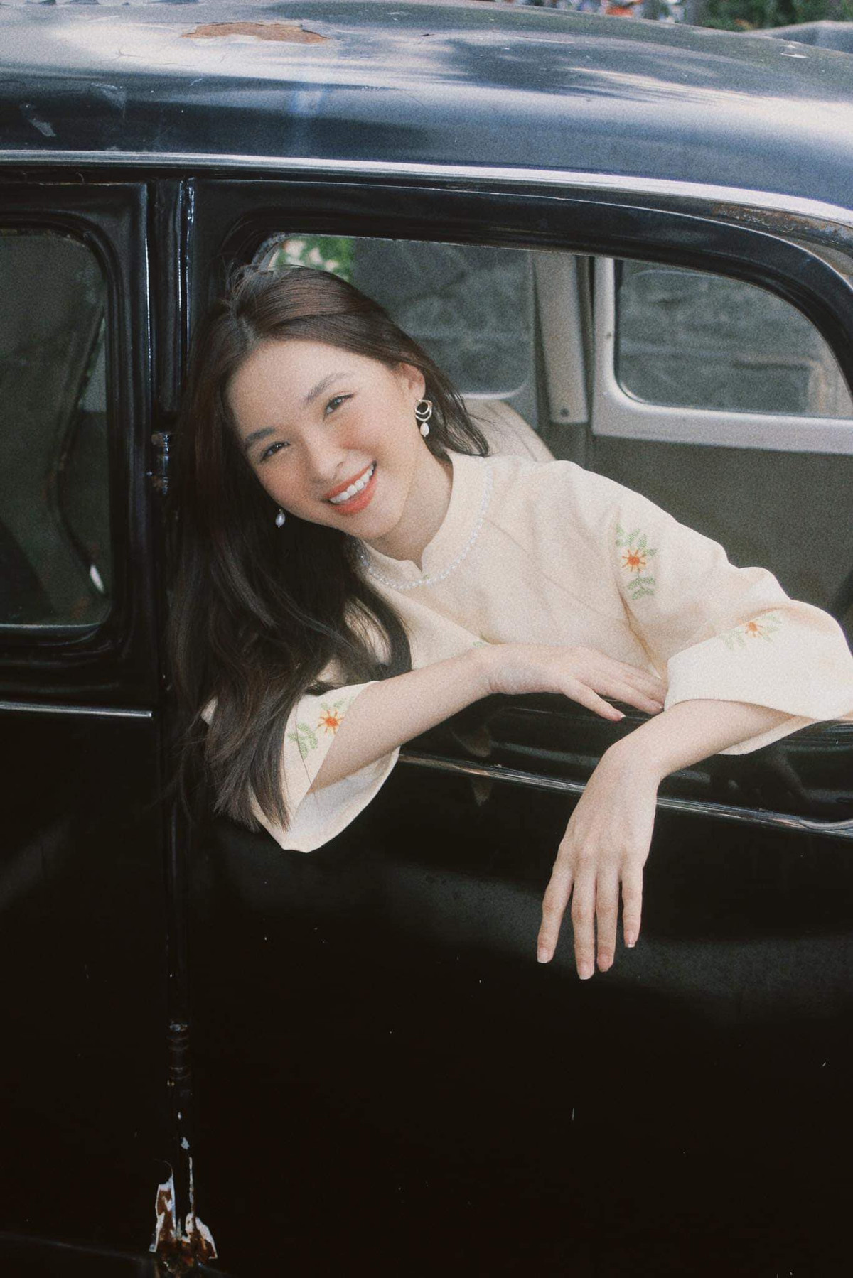 Cựu nữ sinh đại học Văn Lang khiến cộng đồng mạng xôn xao với gương mặt xinh đẹp tựa thiên thần.