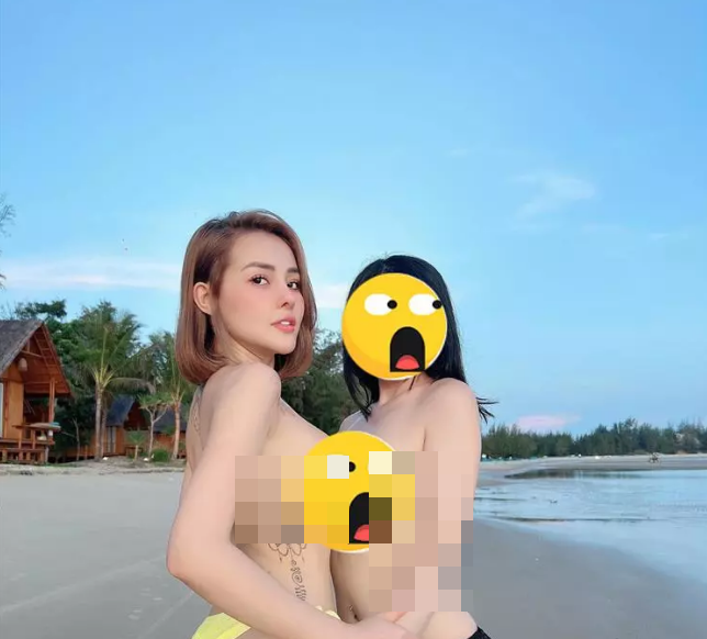 "Biển vắng thích thật", cô viết. Hot girl 9X còn công khai tác giả chụp bức ảnh không ai khác là Lương Bằng Quang. Góp mặt trong khung hình nảy còn có một cô gái khác. Cô này cũng chẳng ngần ngại thả rông "đọ" vòng 1 cùng bạn gái nhạc sĩ.