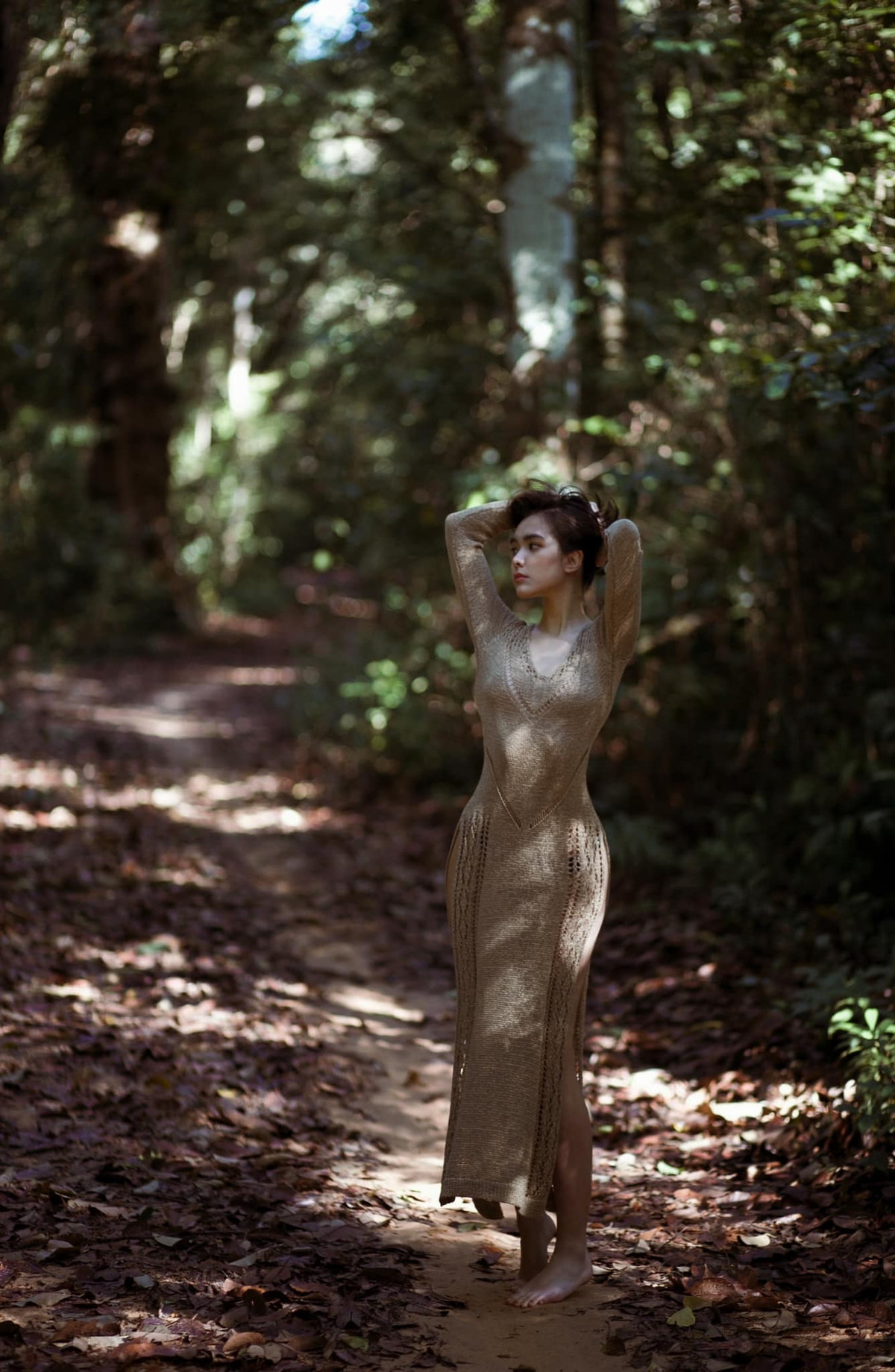 Khác với hình ảnh nàng thơ hồi mới được biết đến, càng ngày tiểu thư Hà thành này càng trở nên gợi cảm, nóng bỏng hơn.