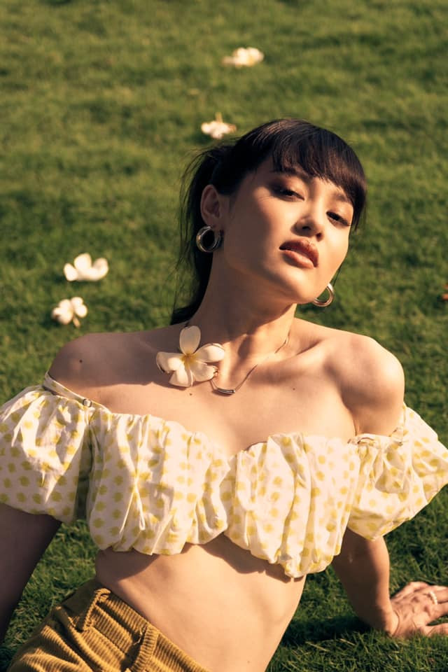 Fung La sinh năm 1993. Mặc dù chỉ cao 1m55 nhưng cô vẫn thể hiện mình với công việc người mẫu.